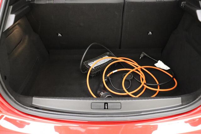 Peugeot e-208 EV GT 350 50 kWh 3 Fase | Navigatie | Climate Control | Stoelverwarming | Camera | Keyless Start | Lichtmetalen velgen