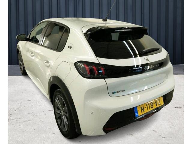 Peugeot e-208 EV Allure Pack 50 kWh (136 PK) 2e-Eig. & Dealer-Onderh. BOVAG-Garantie, NL-Auto. Navigatie/Apple-Carplay/Android-Auto, L.M.Velgen, Achteruitrijcamera, DAB, Licht-Zicht-Pakket, Parelmoer, Privacy-Glas