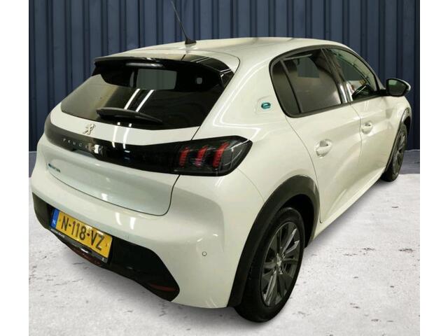 Peugeot e-208 EV Allure Pack 50 kWh (136 PK) 2e-Eig. & Dealer-Onderh. BOVAG-Garantie, NL-Auto. Navigatie/Apple-Carplay/Android-Auto, L.M.Velgen, Achteruitrijcamera, DAB, Licht-Zicht-Pakket, Parelmoer, Privacy-Glas