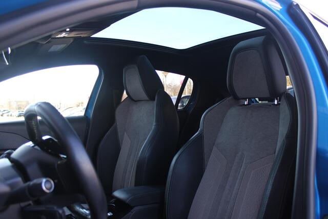 Peugeot e-208 EV GT PACK 136PK 50 kWh 3-FASE | PANORAMA DAK | ACHTERUITRIJ CAMERA | APPLE CARPLAY/ANDROID AUTO | PARKEERSENSOREN VOOR EN ACHTER | NAVIGATIE | FULL LED KOPLAMPEN | ALCANTARA BEKLEDING | KEYLESS ENTRY/START | 17" LICHTMETALEN VELGEN | DODEHOE DETECTIE | D