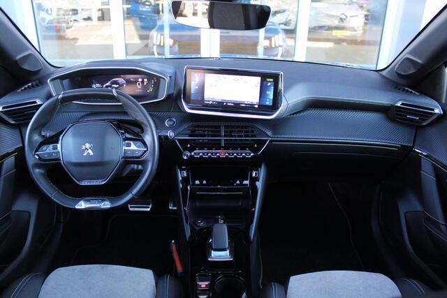 Peugeot e-208 EV GT PACK 136PK 50 kWh 3-FASE | PANORAMA DAK | ACHTERUITRIJ CAMERA | APPLE CARPLAY/ANDROID AUTO | PARKEERSENSOREN VOOR EN ACHTER | NAVIGATIE | FULL LED KOPLAMPEN | ALCANTARA BEKLEDING | KEYLESS ENTRY/START | 17" LICHTMETALEN VELGEN | DODEHOE DETECTIE | D