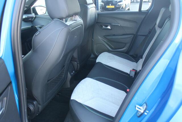 Peugeot e-208 EV GT PACK 136PK 50 kWh 3-FASE | PANORAMA DAK | ACHTERUITRIJ CAMERA | APPLE CARPLAY/ANDROID AUTO | PARKEERSENSOREN VOOR EN ACHTER | NAVIGATIE | FULL LED KOPLAMPEN | ALCANTARA BEKLEDING | KEYLESS ENTRY/START | 17" LICHTMETALEN VELGEN | DODEHOE DETECTIE | D