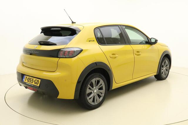 Peugeot e-208 EV Style 50 kWh | Navigatie | LED Koplampen | Camera | 16'' LM Velgen | 1e Eigenaar |