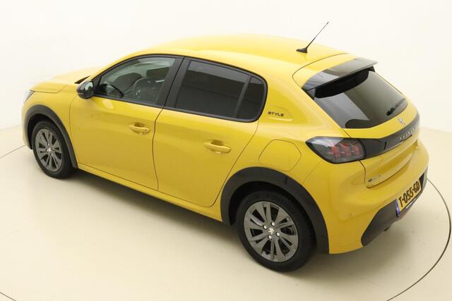 Peugeot e-208 EV Style 50 kWh | Navigatie | LED Koplampen | Camera | 16'' LM Velgen | 1e Eigenaar |