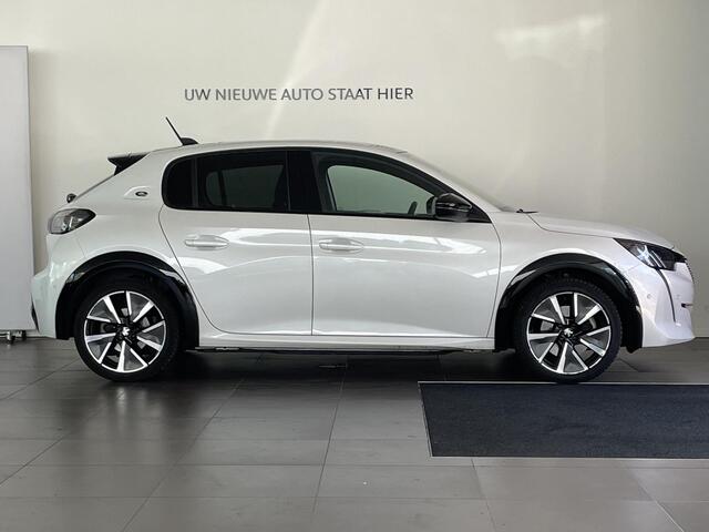 Peugeot e-208 GT 3-fasen 50kWh 136pk | PANODAK | NAVI | STOELVERW. | ADAPTIVE CRUISE | CAMERA | DODEHOEKBEW. | DAB+ | LM-VELGEN 17" |