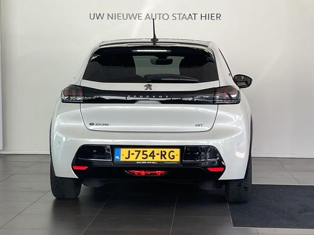 Peugeot e-208 GT 3-fasen 50kWh 136pk | PANODAK | NAVI | STOELVERW. | ADAPTIVE CRUISE | CAMERA | DODEHOEKBEW. | DAB+ | LM-VELGEN 17" |