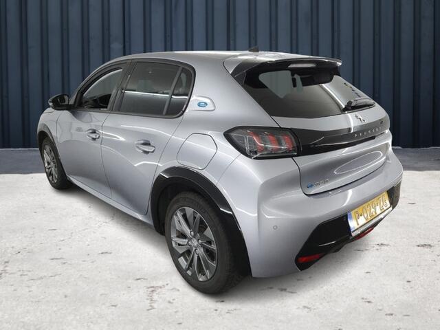 Peugeot e-208 EV Allure Pack 50 kWh (136 PK) 1e-Eig. & Dealer-Onderh. BOVAG-Garantie. NL-Auto. Half-Leer, Navigatie/Apple-Carplay/Android-Auto, Cruisecontrol, Parkeersensoren, Keyless-Start, DAB, Licht-Zicht-Pakket, Licht-Zicht-Pakket, Lm-Velgen-16Inch, Privacy-Glas