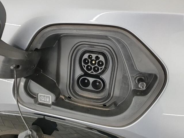 Peugeot e-208 EV Allure Pack 50 kWh (136 PK) 1e-Eig. & Dealer-Onderh. BOVAG-Garantie. NL-Auto. Half-Leer, Navigatie/Apple-Carplay/Android-Auto, Cruisecontrol, Parkeersensoren, Keyless-Start, DAB, Licht-Zicht-Pakket, Licht-Zicht-Pakket, Lm-Velgen-16Inch, Privacy-Glas