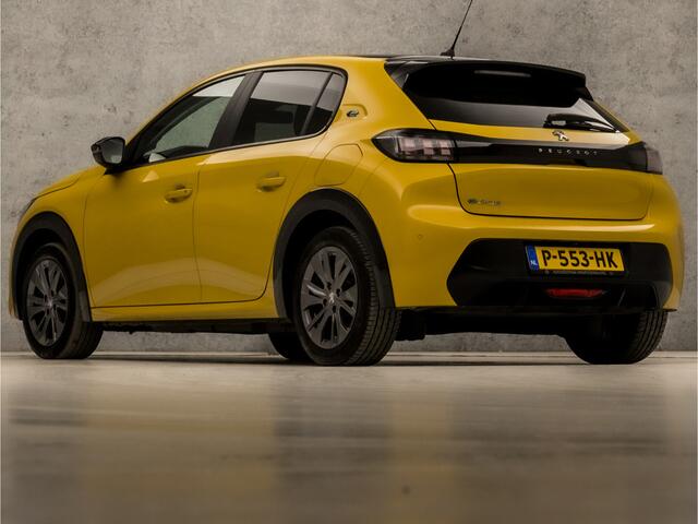Peugeot e-208 EV Allure Sport 50 kWh Automaat (APPLE CARPLAY, GROOT NAVI, 360 CAMERA, KEYLESS, SPORTSTOELEN, GETINT GLAS, LM VELGEN, LED KOPLAMPEN, NIEUWSTAAT)