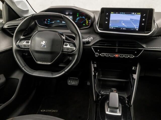 Peugeot e-208 EV Allure Sport 50 kWh Automaat (APPLE CARPLAY, GROOT NAVI, 360 CAMERA, KEYLESS, SPORTSTOELEN, GETINT GLAS, LM VELGEN, LED KOPLAMPEN, NIEUWSTAAT)