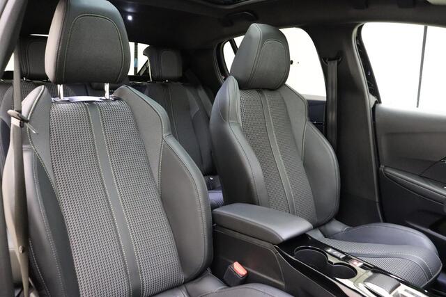 Peugeot e-208 EV GT 350 50 kWh | Climate control | Navigatie | Stoel verwarming | Camera achter | Panorama dak | Dode hoek waarschuwing | Sport stoelen |