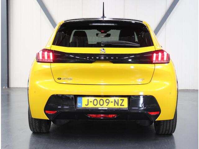 Peugeot e-208 GT 50kWh 136PK | 1ste eigenaar | ACCURAPPORT 100% | LEER/Alcantara | 3 FASE | Glazen dak | Adaptive Cruise Control | Climate Control | Camera | Dodehoekdetectie | Stoelverwarming | FULL LED | Sfeerverlichting | Isofix | Privacy Glass |