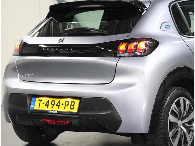 Peugeot e-208 Active 50kWh 136PK | 1ste eigenaar | 3 FASE | AUTOMAAT | AppleCarPlay/AndroidAuto | Armsteun | Parkeersensoren | Keyless | Navigatie | Climate Control | Cruise Control | Isofix |
