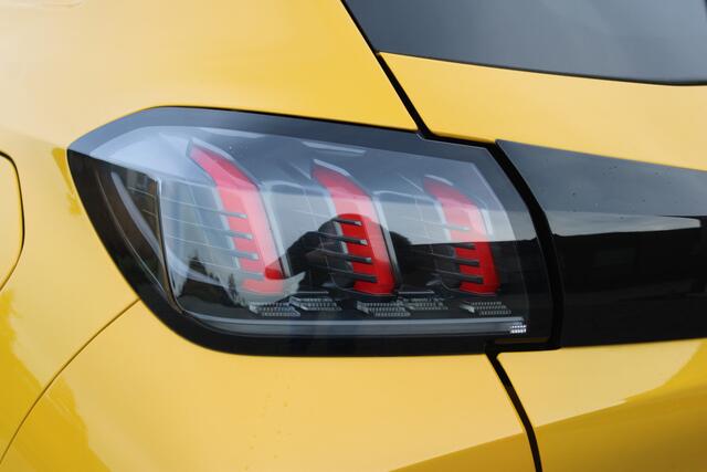 Peugeot e-208 EV GT 350 50 kWh | Incl. 12 maanden garantie | Dealer onderhouden | Cruise control | Climate control | Stoelverwarming | Apple carplay | Navigatie | Panoramadak | DAB radio |