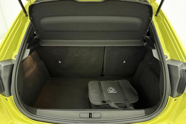 Peugeot e-208 EV Style 50 kWh 100% Elektrisch | Parkeersensor | Camera | Cruise Control | Mirror Link / Apple Carplay | Licht Metalen Velgen | 1e eigenaar