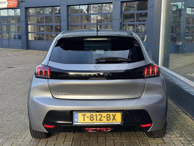 Peugeot e-208 EV GT Pack 136 PK 3-Fase | 100% Elektrisch | Automaat | Navigatie | Alcantara Bekleding | Stoelverwarming | Full LED Verlichting | Camera | Parkeersensoren V+A | Zwart Dak | 17" Lichtmetalen Velgen | All Season Banden | Adaptieve Cruise Control | Climate 