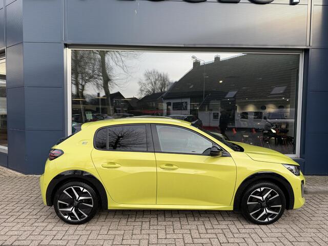 Peugeot e-208 EV GT 51 kWh 156 PK | Automaat | 1e Eigenaar | Alcantara Stoelen met Verwarming en Massage | Navigatie | Adaptieve Cruise Control | 360 Graden Camera | Full LED Verlichting | 400 Km WLTP Range | 17" Lichtmetalen Velgen | Parkeersensoren V+A |
