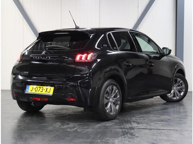 Peugeot e-208 Allure 50kWh 136PK | Accu 94% | Achteruitrijcamera | Navigatie | 3 FASE | AppleCarplay/AndroidAuto | 16"LMV | Keyless | Parkeersensoren | Climate Control | Adaptive Cruise Control | Isofix |