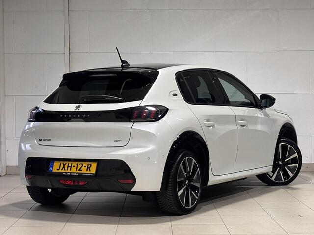 Peugeot e-208 GT EV 3-FASEN 50kWh 136pk | TWO-TONE! | PANODAK | STOELVERW. | ADAPTIVE CRUISE | DODEHOEKBEW. | WARMTEPOMP | CAMERA | NAVI