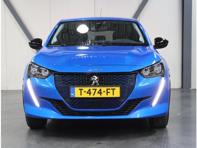 Peugeot e-208 Allure Pack 50kWh 136PK | 1ste eigenaar | LEER/Stof | AppleCarPlay/AndroidAuto | AUTOMAAT | 3 FASE | LED lampen | LMV | Navigatie | Camera | Climate Control | Cruise Control | Isofix | Privacy Glass |