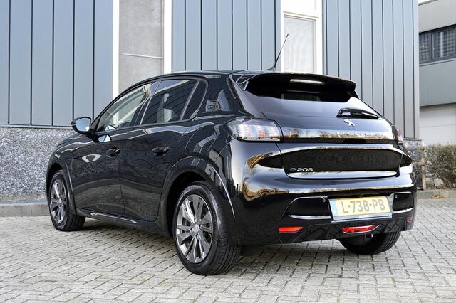 Peugeot e-208 EV Allure Pack 50 kWh Rijklaarprijs-Garantie Navigatie Airco Leder/Stof Interieur Apple carplay camera