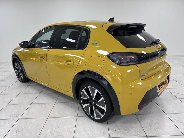 Peugeot e-208 EV GT Pack 50 kWh PANORAMADAK | SOH 90 % | NAVIGATIE | ACHTERUITRIJCAMERA