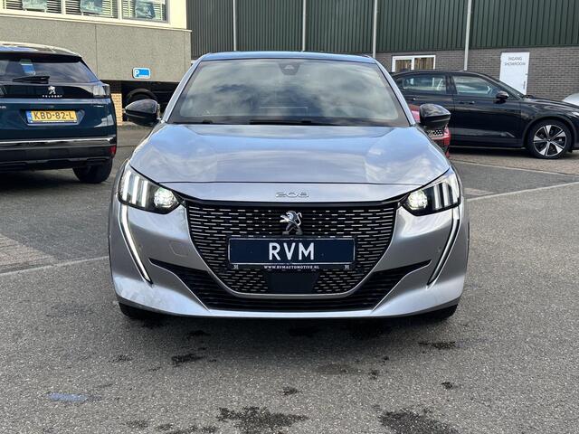 Peugeot e-208 EV GT Pack 50 kWh VAN ¤ 17.900,- VOOR ¤ 16.440,- UW LENTEVOORDEEL ¤ 1.460,-! | 3- FASE LADER | STOELVERWARMING | CAMERA | PANOROMA DAK | RIJKLAAR 12 MND BOVAG GARANTIE |