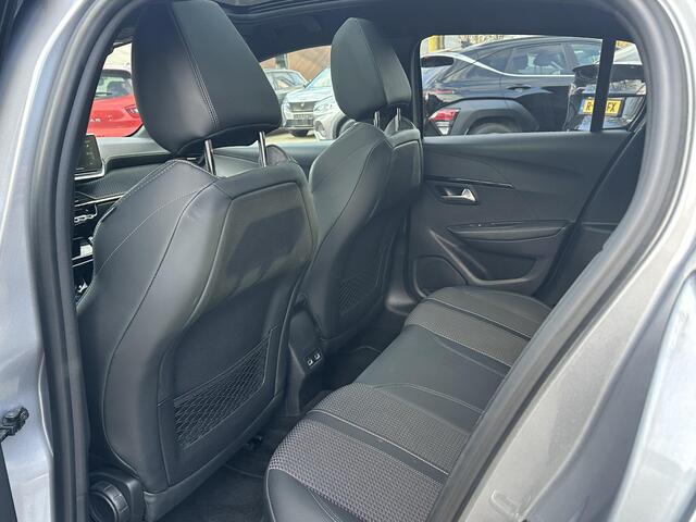 Peugeot e-208 EV GT Pack 50 kWh VAN ¤ 17.900,- VOOR ¤ 16.440,- UW LENTEVOORDEEL ¤ 1.460,-! | 3- FASE LADER | STOELVERWARMING | CAMERA | PANOROMA DAK | RIJKLAAR 12 MND BOVAG GARANTIE |