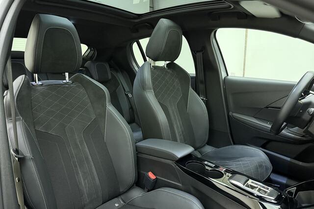 Peugeot e-208 EV GT Pack 50 kWh SOH 93.1% | 3-Fase | Panorama Dak | Stoelverwarming | Keyless Entry & Start | Camera | Navigatie