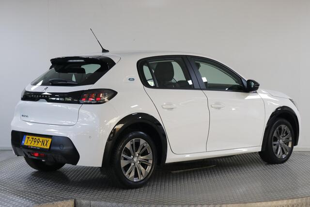 Peugeot e-208 EV Active Pack 50 kWh All-Seasons | Climate | Carplay | Cruise | Lichtmetaal.