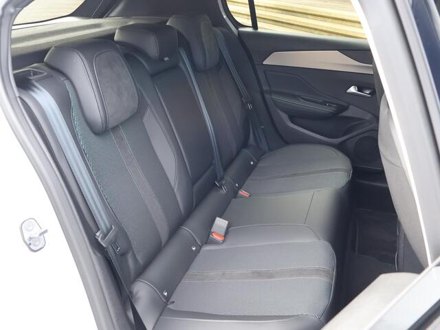 Peugeot e-308 FIRST EDITION GT EV 54 KWH + STUUR/STOELVERW. | ADAPTIVE CRUISE | CARPLAY | STANDKACHEL | CAMERA