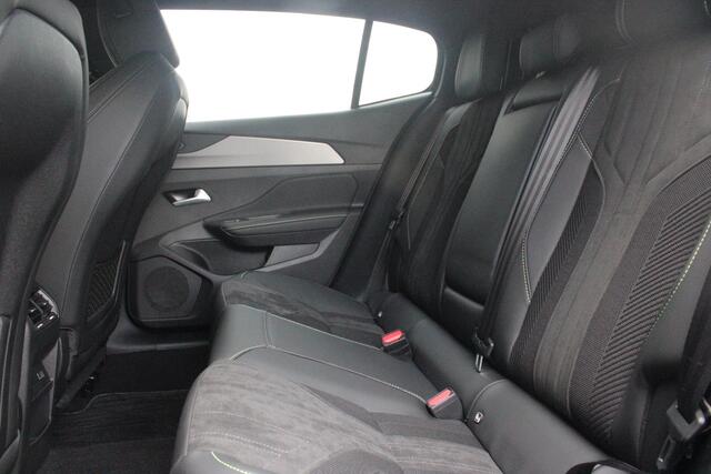 Peugeot e-408 GT AVANTAGE 58 kWh | PANORAMISCH SCHUIF/KANTEL DAK | ELEKTRISCH BEDIENBARE VOORSTOELEN | STOEL/STUUR VERWARMING | MASSAGE FUNCTIE OP DE VOORSTOELEN | FOCAL AUDIO SYSTEEM | ALCANTARA/LEDEREN BEKLEDING | 360° CAMERA | PARKEERSENSOREN VOOR + ACHTER | ELEKTRI