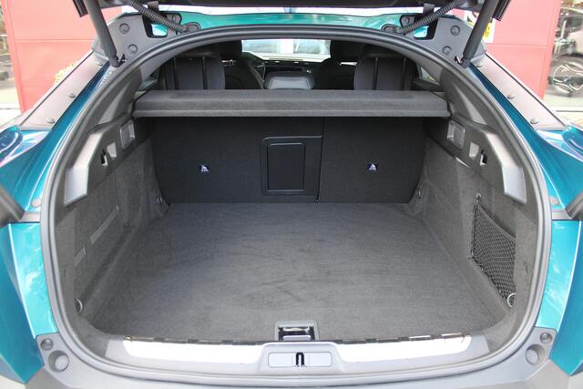 Peugeot e-408 GT AVANTAGE 58 kWh | PANORAMISCH SCHUIF/KANTEL DAK | ELEKTRISCH BEDIENBARE VOORSTOELEN | STOEL/STUUR VERWARMING | MASSAGE FUNCTIE OP DE VOORSTOELEN | FOCAL AUDIO SYSTEEM | ALCANTARA/LEDEREN BEKLEDING | 360° CAMERA | PARKEERSENSOREN VOOR + ACHTER | ELEKTRI