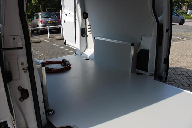 Peugeot e-Expert EV L3 136PK AUTOMAAT 75 kWh | 2 SCHUIFDEUREN | NAVIGATIE 10" TOUCHSCREEN | ACHTERUITRIJ CAMERA | APPLE CARPLAY/ANDROID AUTO | PARKEERSENSOREN | CRUISE CONTROL | DAB+ RADIO | NIEUWE BUS! | 3-ZITS | LAADRUIMTE PAKKET | 3-FASE! | DOORSCHUIFLUIK |