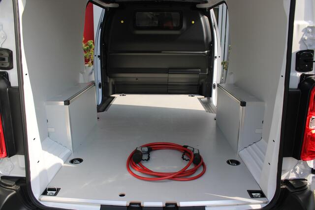 Peugeot e-Expert EV L3 136PK AUTOMAAT 75 kWh | 2 SCHUIFDEUREN | NAVIGATIE 10" TOUCHSCREEN | ACHTERUITRIJ CAMERA | APPLE CARPLAY/ANDROID AUTO | PARKEERSENSOREN | CRUISE CONTROL | DAB+ RADIO | NIEUWE BUS! | 3-ZITS | LAADRUIMTE PAKKET | 3-FASE! | DOORSCHUIFLUIK |