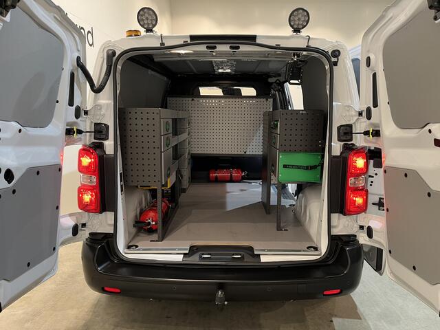 Peugeot e-Expert EV L2 75 kWh Servicebus / Inrichting / 100% Elektrisch / Airco / 220V. / Trekhaak / Camera / Cruise Control / Navigatie / CarPlay / 3-Zits / 1.900 KM !!