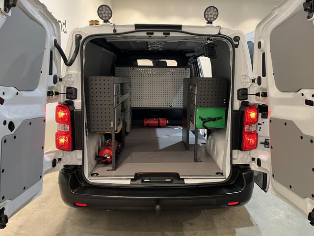 Peugeot e-Expert EV L2 75 kWh Servicebus / Inrichting / 100% Elektrisch / Airco / 220V. / Trekhaak / Camera / Cruise Control / Navigatie / CarPlay / 3-Zits 13.000 KM !!