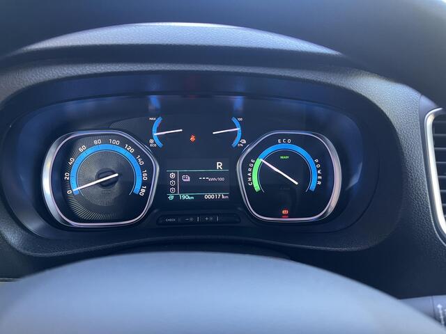 Peugeot e-Expert EV L2 75 kWh Fabrieksnieuwe auto, 2 x schuifdeuren met ramen, 2 x achterdeuren met ramen, laadruimte bescherming, airco, CARPLAY etc.