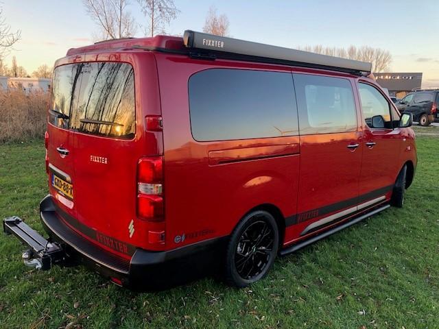 Peugeot e-Expert Long 75 kWh Fixxter XXL | 100% Elektrisch | Cruise Control | Navigatie | Licht Metalen Velgen | Trekhaak | Sidebars