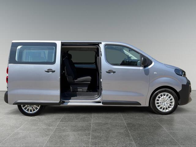 Peugeot e-Expert Combi L2 75kWh 136pk | 9-persoons | Achterdeuren met ramen | Multimedia | NAVI | Apple Carplay | Android Auto | Achteruitrijcamera | Bestuurdersstoel comfort met armsteun | 17 inch design doppen op stalen velg | van ¤62.595 voor ¤48.205 incl. BTW rijklaar