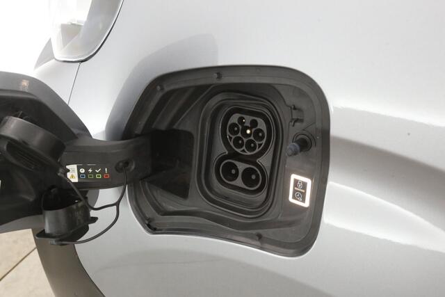 Peugeot e-Expert Standard Pro 75 kWh L2H1 | Snelladen | SOH 90% | Airco | Cruise | Camera | 3 Zits | 2xSchuifdeur | Carplay