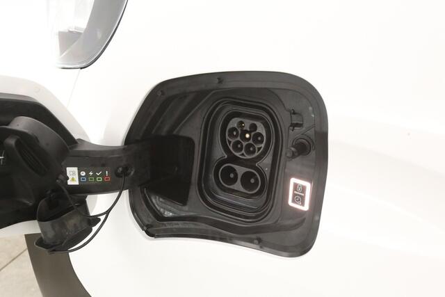 Peugeot e-Expert 50 kWh L3H1 | Snelladen | SOH 92% | Airco | Cruise | Camera | 3 Zits | Carplay | Trekhaak | Parkeersens.