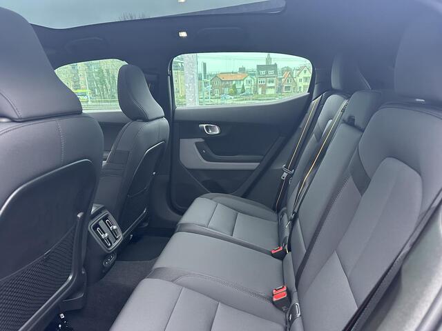 Polestar 2 Long Range Dual motor Plus 82 kWh / Trekhaak / Pano. dak / Elek. verstelbare stoelen / Stoelen voor+achter verwarmd / Keyless / Harman Kardon / 20" velgen /