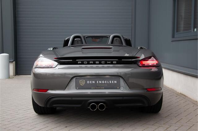 Porsche 718 Boxster 2.0 | 300PK | Porsche Approved 2028 | PPF Neus | Stoelverwarming | Cruise Control |Dealer OH | Stuurverwarming | Dab+ | Carrera 20" | ¤ 110.613 N.P | Garagedeuropener | AppleCarplay | PDC.