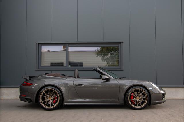 Porsche 911 Cabrio 3.0 Carrera 4S 420PK | Lift | Sportuitlaat | Achterasbesturing | Ventilatie | Bose | Sport Chrono | Memory | Stuurverwarming | Camera | NL Auto (nap) | Keyless | Alarm | Dealer OH. ¤196.844,- Nieuwprijs