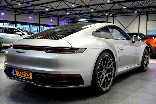 Porsche 911 3.0 Carrera PDK8 INNODRIVE + PANORAMADAK + ADAPT.CRUISE + KRIJT STIKSELS + CAMERA + LICHT DESIGN + STUURBEKRACHTIGING PLUS + SPORTSTOELEN + SPORTUITLAAT + STUUR-&STOELVERWARMING + PDLS + PRIVACY GLASS + PARKSENSOREN V&A + 21"/20" RS SPYDER LM-VELGEN!!
