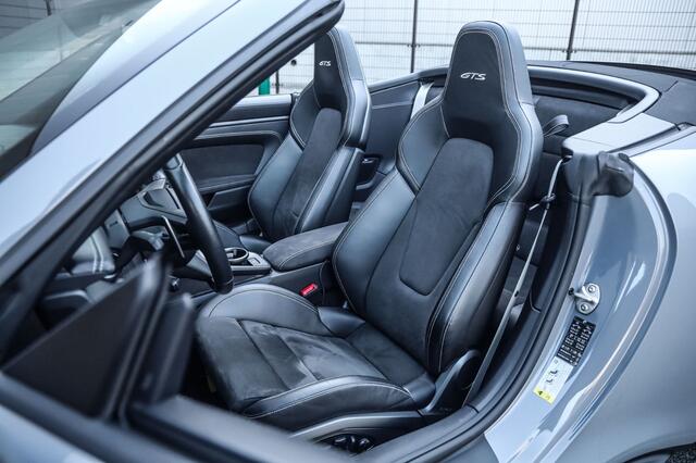 Porsche 911 Cabrio 3.0 Carrera 4 GTS Voll Sportstoelen 18-wegs met Memory/ verwarmd, GT3 Velgen/ skirts, Matrix Led PDLS+, Hefsysteem vooras, Sport chrono, Sport design, PTV+, Sportuitlaat, 4 wielbesturing, 360 view, Bose, Keyless, Carbon/ Licht-Design/ Spiegel pakke