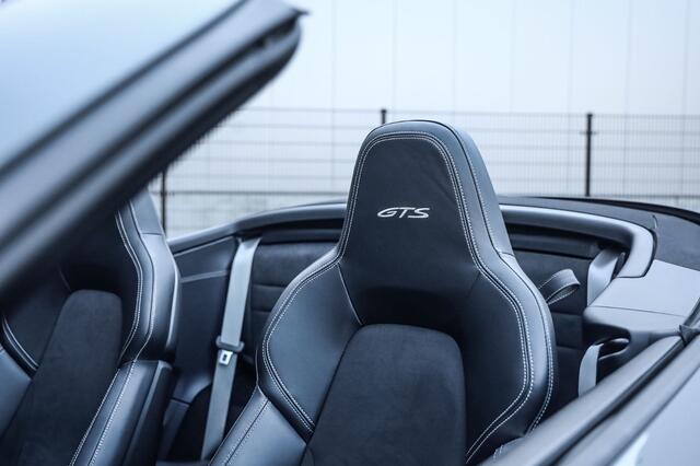 Porsche 911 Cabrio 3.0 Carrera 4 GTS Voll Sportstoelen 18-wegs met Memory/ verwarmd, GT3 Velgen/ skirts, Matrix Led PDLS+, Hefsysteem vooras, Sport chrono, Sport design, PTV+, Sportuitlaat, 4 wielbesturing, 360 view, Bose, Keyless, Carbon/ Licht-Design/ Spiegel pakke