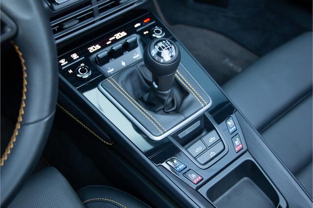 Porsche 911 Cabrio 3.0 Carrera GTS 480PK | Handgeschakeld | Keramische | NL Auto | Burmester | Lift | ACC | PDCC | 360 Camera | Exclusive Manufaktur | Sportuitlaat | PDLS | Achterasbesturing | Stoelventilatie + Verwaring | Stuurverwarming | Memory | Sport-Chrono | L
