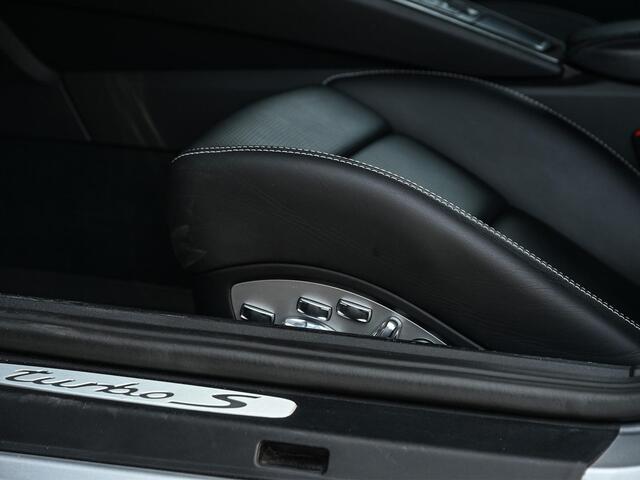Porsche 911 Cabrio 3.8 Turbo S | Keramische Remmen | Carbon Inleg | 18 Wegs Adaptieve Sportstoelen + Memory | Achterasbesturing | Bose | Camera | Sport Chrono | Stoel + Stuurverwarming |
